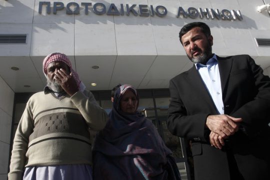 Ο αστυνομικός «τρωγόταν» με τα ρούχα του… Τζαβέντ Ασλάμ