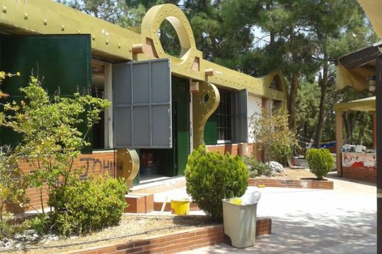 40 χρόνια αυθαίρετο, 5 χρόνια «κουφάρι», 100 μέρες υπό κατάληψη