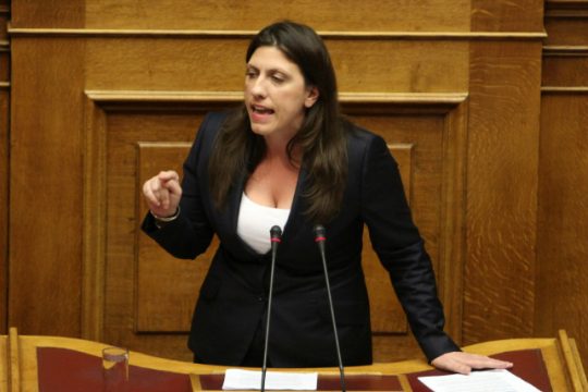 Νέα πύρα από Κωνσταντοπούλου με… φόντο άδεια έδρανα