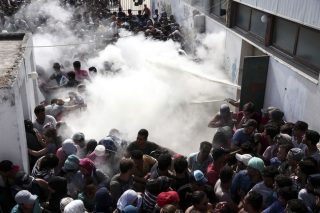 Εστία έντασης που δεν… σβήνει με πυροσβεστήρες