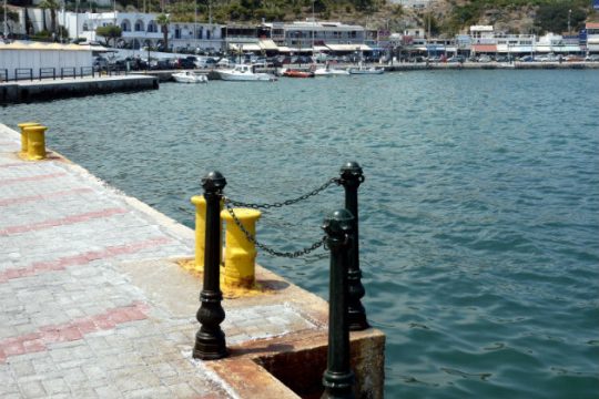 Τρεις «βουτιές» Ι.Χ. σε θαλάσσιες περιοχές και ένας νεκρός