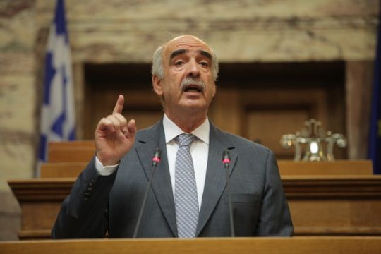 Η αντιπολίτευση ανεβάζει τους τόνους, αλλά ψηφίζει