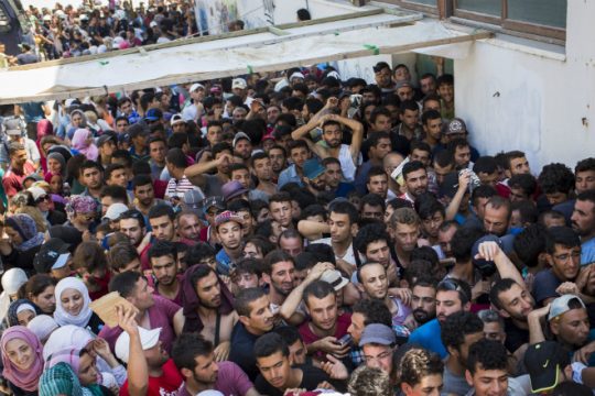 Λιποθυμίες και δραματικές ώρες για τους πρόσφυγες στην Κω