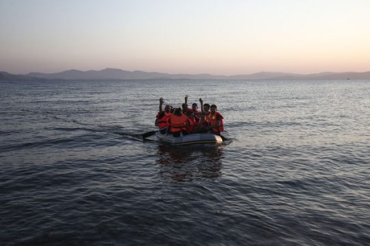 Νεκρός πρόσφυγας από ανατροπή σκάφους στη Μυτιλήνη