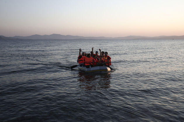 Νεκρός πρόσφυγας από ανατροπή σκάφους στη Μυτιλήνη
