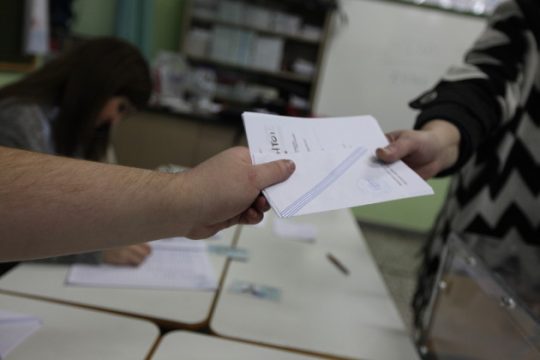 Μικρό προβάδισμα στον ΣΥΡΙΖΑ δίνουν νέες δημοσκοπήσεις