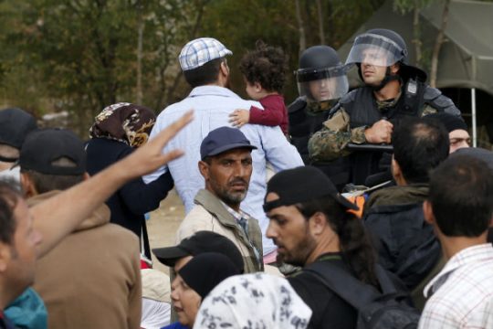 Δακρυγόνα και τραυματισμοί προσφύγων στην Ειδομένη