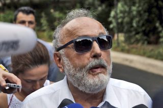 Κλείνει το μάτι στους κλινικάρχες