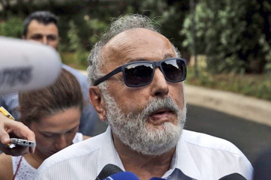 Κλείνει το μάτι στους κλινικάρχες