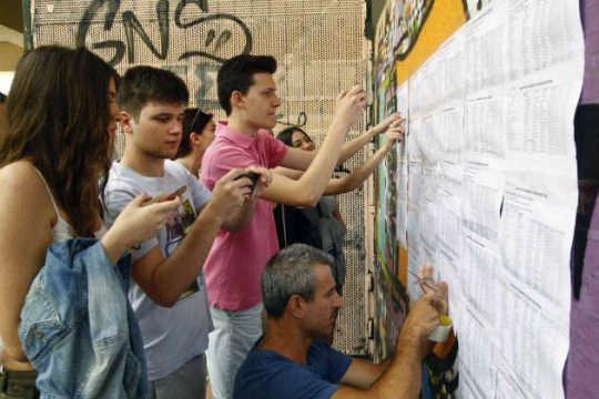 Σε «χαμηλή πτήση» οι φετινές βάσεις [ΠΙΝΑΚΕΣ]