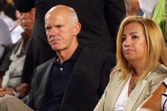 Η Φώφη «κλείνει το μάτι» και ο Γιώργος χαιρετίζει