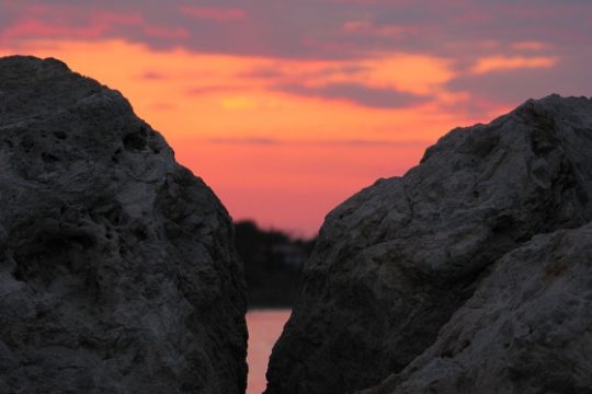 Ρωγμές και πέτρινες ανέσεις