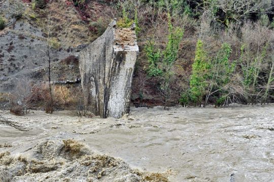 Το γκρεμισμένο γεφύρι που μας ενώνει