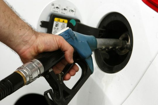 Λουκέτα σε πρατήρια καυσίμων και αυστηρά μέτρα για το σύστημα εισροών-εκροών
