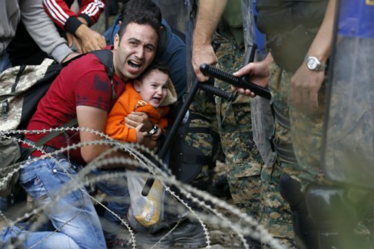 Διέλευση προσφύγων μετά τα δακρυγόνα