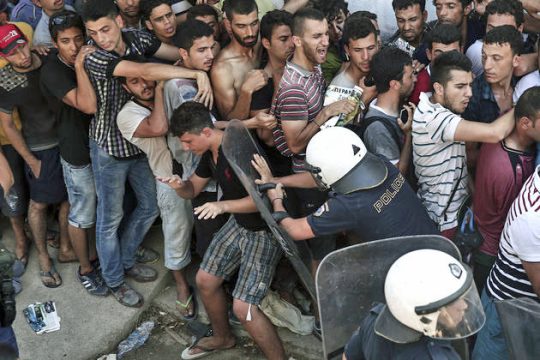 Κρύβεται πίσω από τα ΜΑΤ