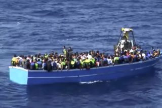 Πενήντα πρόσφυγες νεκροί από έγκλημα των δουλεμπόρων…
