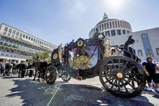 Μπρος στις ιδιωτικοποιήσεις… ποιος ασχολείται με τη μαφία;
