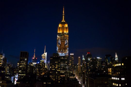 Ο Σεσίλ στην πρόσοψη του Empire State Building