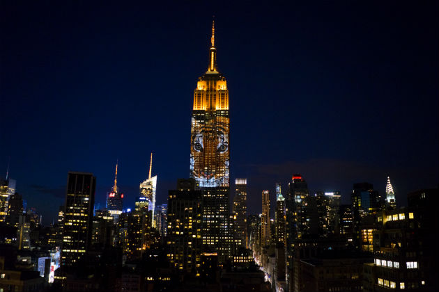 Ο Σεσίλ στην πρόσοψη του Empire State Building