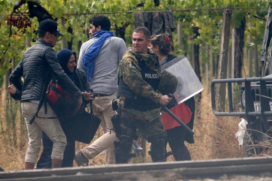 Άνοιξαν τα σύνορα στην Ειδομένη μέσα σε εκρηκτικό κλίμα