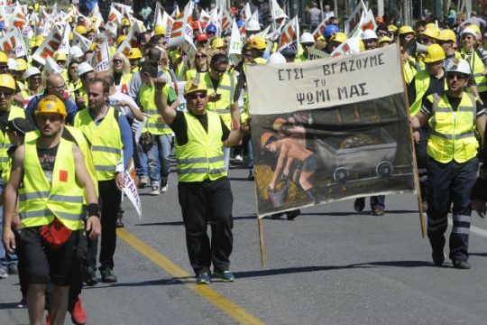 Με κλείσιμο δρόμων απαντούν οι εργαζόμενοι των μεταλλείων Κασσάνδρας