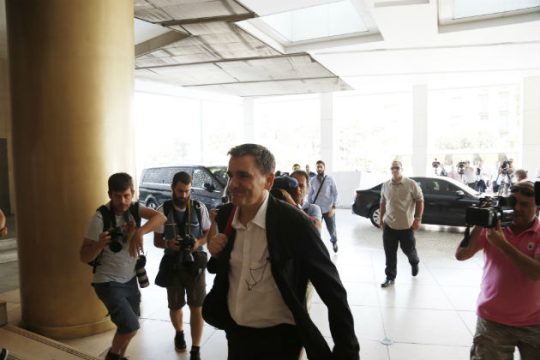 ΥΠ.ΟΙΚ.: Διαψεύδει… επιβεβαιώνοντας το πρωτοσέλιδο της «Εφ.Συν.»