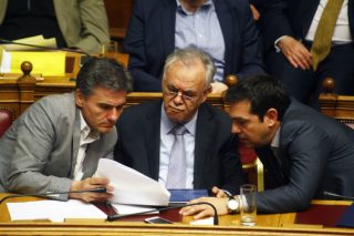 Μνημόνιο με… απευθείας ανάθεση