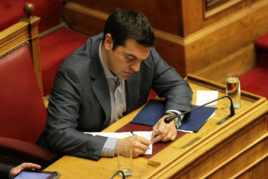 Μαξίμου: Κατάργηση αφορολόγητου βουλευτών και μειώσεις αποδοχών