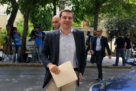 Mε το βλέμμα στις κάλπες και τη διάσπαση