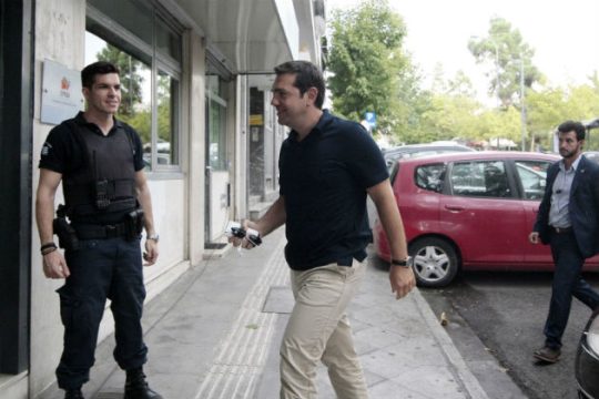 Πυρετώδεις πολιτικές εξελίξεις με φόντο τις εκλογές