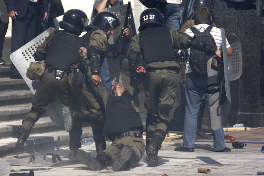 Ουκρανία: Aυτονομία στους φιλορώσους, επεισόδια και νεκρός στη Βουλή