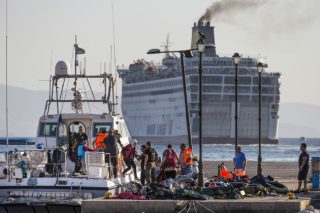 Στον Πειραιά το «Ελ.Βενιζέλος» με 2.500 πρόσφυγες από Μυτιλήνη