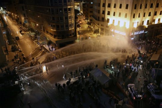 Βίαιη καταστολή διαδηλώσεων κατά της «κρίσης των σκουπιδιών»