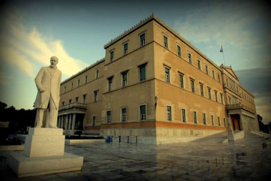Τι ορίζει το Σύνταγμα για την ψήφο εμπιστοσύνης