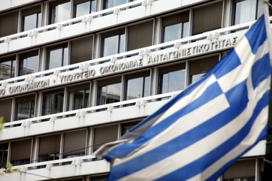 Πλεόνασμα 3,7 δισ., αλλά και υστέρηση εσόδων 3,9 δισ. στον προϋπολογισμό