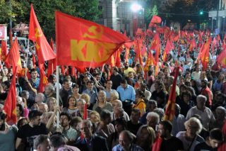 Σέλφι… με φόντο το σφυροδρέπανο