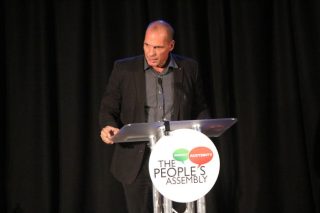 Υποδοχή «ροκ σταρ» του Βαρουφάκη σε εκδήλωση κατά της λιτότητας