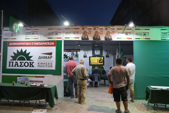 Αγχος πριν από τα exit polls, χαμόγελα και αισιοδοξία στη συνέχεια