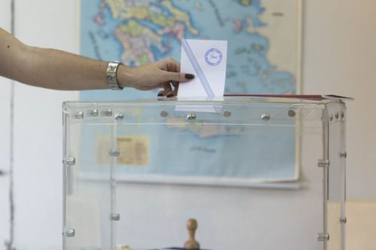 Η μισή Ελλάδα στην κάλπη και η άλλη μισή για… βόλτα
