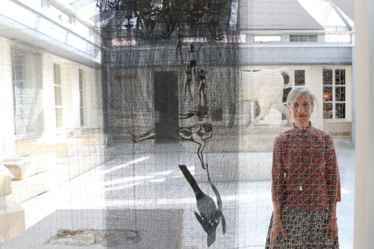 Αέρινα υφαντά από ατσάλι σε αρχαίο νεκροταφείο