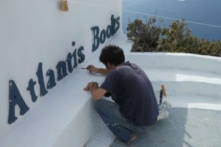 Φωλιά βιβλίων δίπλα στην Καλντέρα