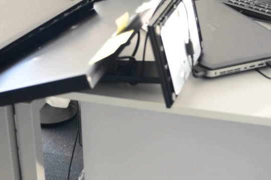 Επίθεση στα γραφεία του ΤΑΙΠΕΔ από τον «Ρουβίκωνα»