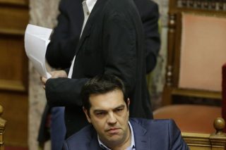 Στις «μυλόπετρες» του χρέους