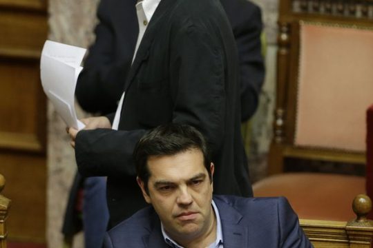 Στις «μυλόπετρες» του χρέους