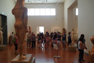 «Πόλεμος» για τα μπλουζάκια των αρχαιοφυλάκων