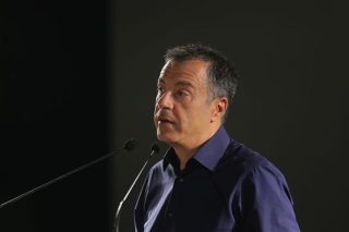 Δείχνει Φλαμπουράρη, για να χτυπήσει Τσίπρα