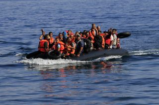 «Βολές» για νεοφιλελεύθερη πολιτική και μεταναστευτικό