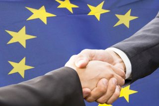 Από την αυτοδυναμία στην παντοδυναμία του νέου «Κέντρου»