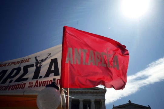 «Η υπηρεσιακή κυβέρνηση πνίγει τη δημοκρατία»
